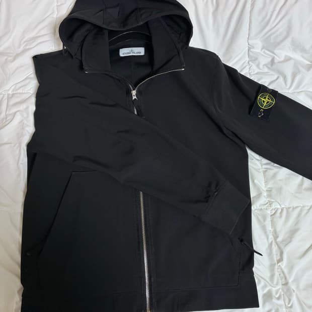 스톤아일랜드 라이트 소프트 쉘 m 새상품