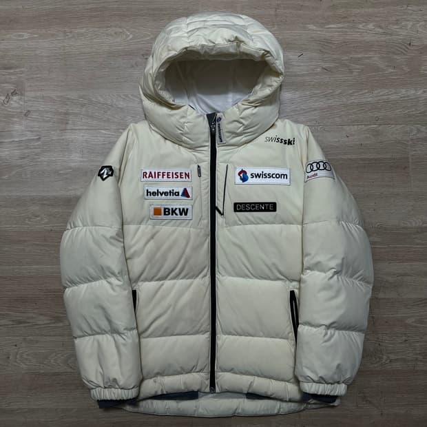 데상트 키즈 아우디 멀티패치 후드 스키패딩 점퍼 [아이보리] 150