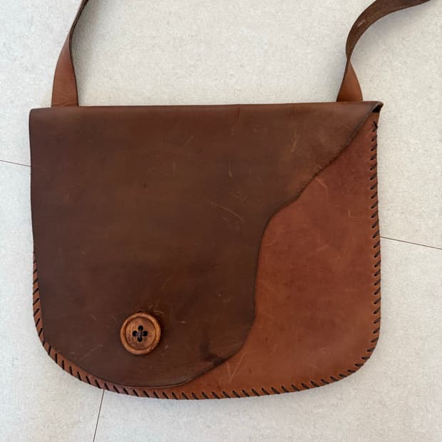 Oak wood button Amber Stitch 레더 크로스백