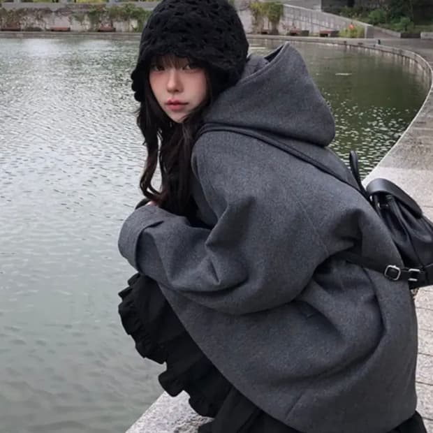 애니원모어 메빈 하이넥 누빔 하프 후드 코트