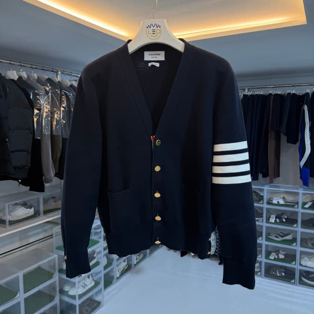 [리오브전포점] 톰브라운 밀라노스티치 사선 완장 자수 금장 가디건 