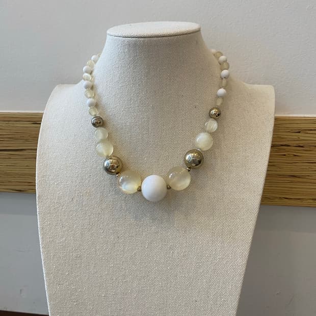 빈티지 화이트 반투명 비드 목걸이