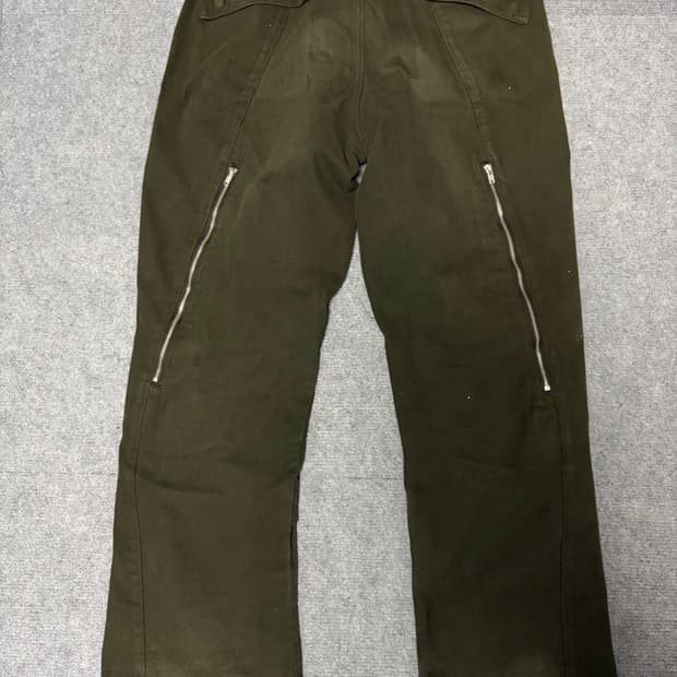 플라스틱 프로덕트 웨이브 지퍼팬츠 초콜릿