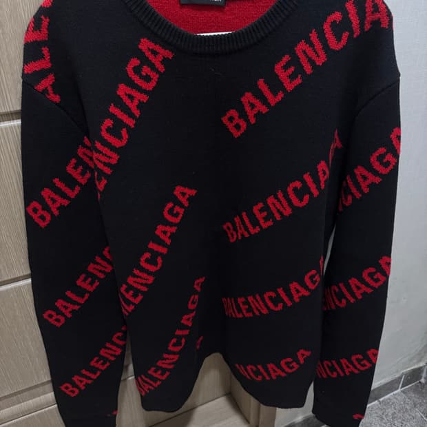 발렌시아가 올오버 로고 크루넥 니트 블랙 레드