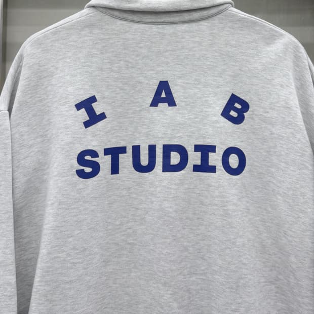 아이앱 IAB STUDIOS 아치로고 하프집업 스웻 셔츠 맨투맨