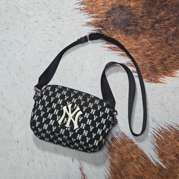 엠엘비 뉴욕 양키스 모노그램 크로스백