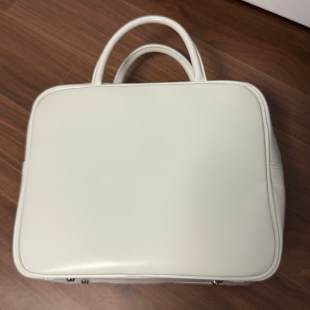 꼼데가르송 아오야마 2호 스퀘어 화이트