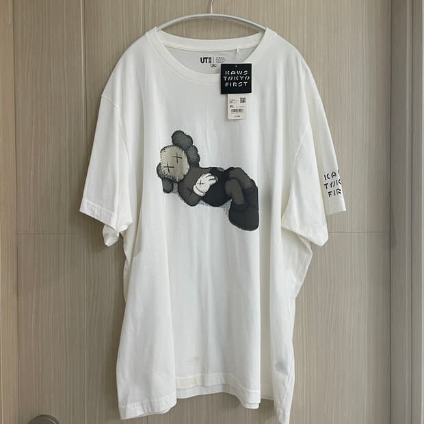 유니클로 x 카우스 도쿄 퍼스트 티셔츠 화이트 / 4XL