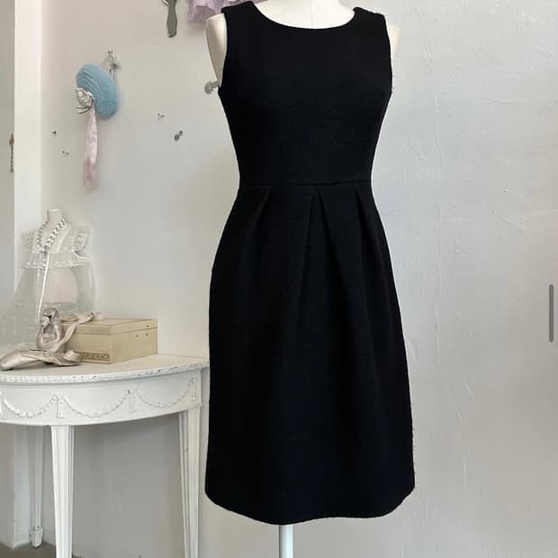 simplicity slim black wool dress