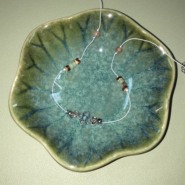 비즈 끈 목걸이