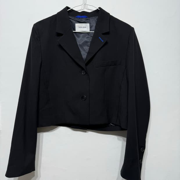 구호플러스 24년 백 디테일 테일러드 숏자켓 1사이즈