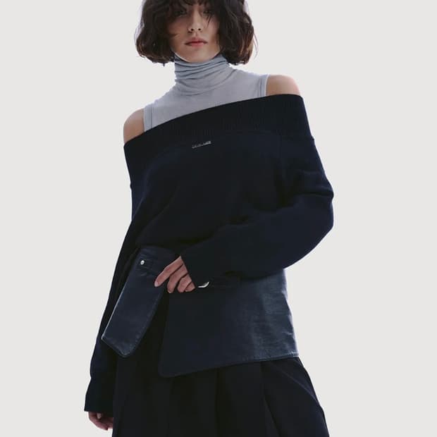 우우소오 WOOL BLEND OFF-SHOULDER ZIP-UP KNIT