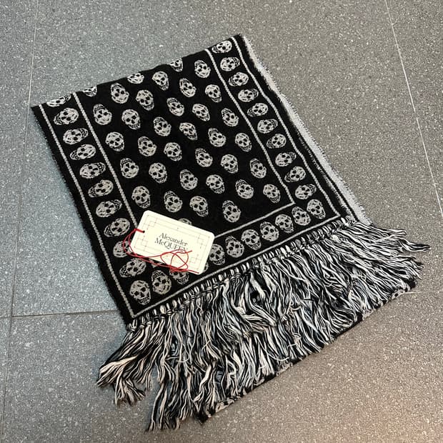 알렉산더맥퀸 머플러