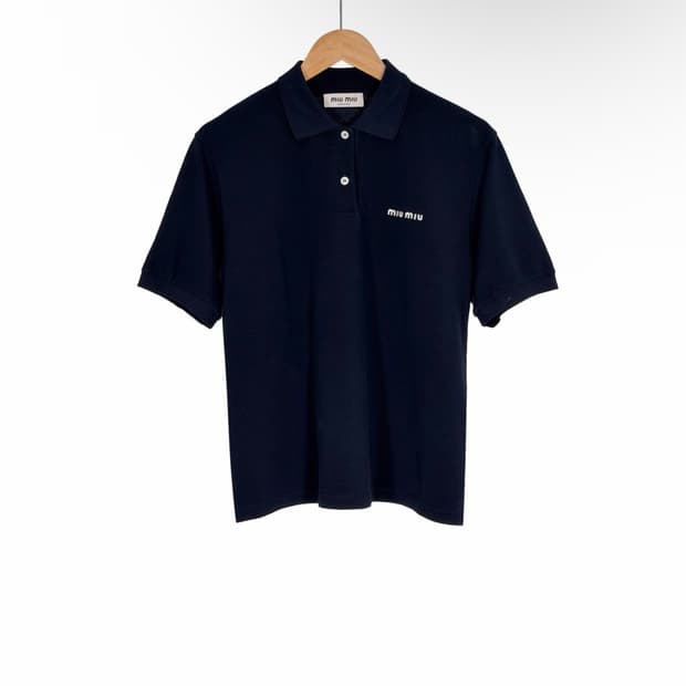 [S] 미우미우 24ss 자수 로고 코튼 폴로 피케 반팔 티셔츠 네이비