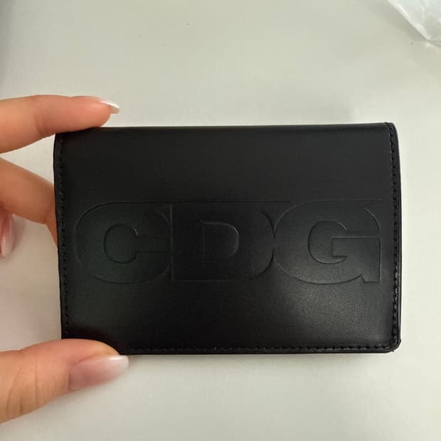 꼼데가르송 CDG 로고 지갑 EMBOSSED LOGO WALLET