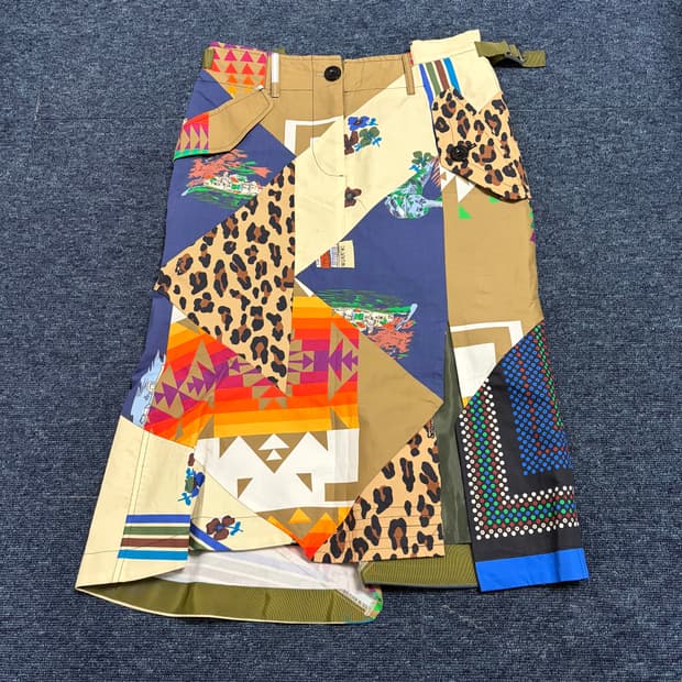 사카이 x Hank Willis Thomas 아카이브 프린트 믹스 스커트