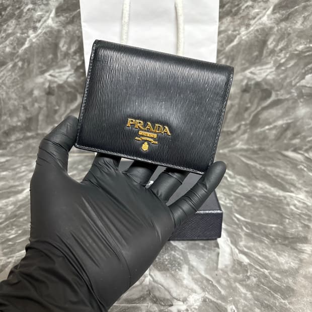 프라다 사피아노 금장 메탈로고 카드 중지갑