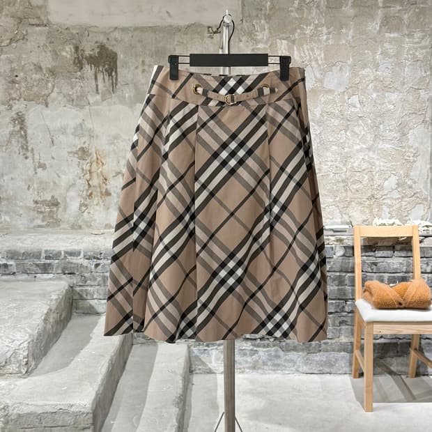 버버리 베이지 노바체크 플레어 미디 스커트