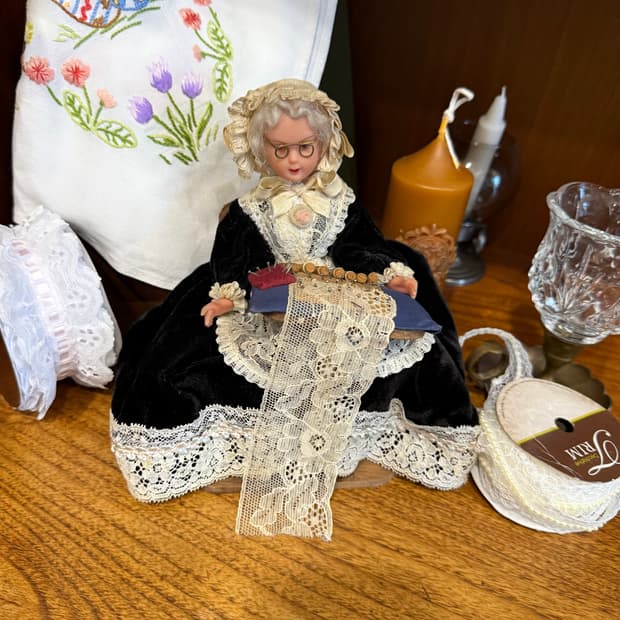 프랑스 빈티지 레이스 뜨는 여인 인형 (의자 포함 / 상태 좋음)