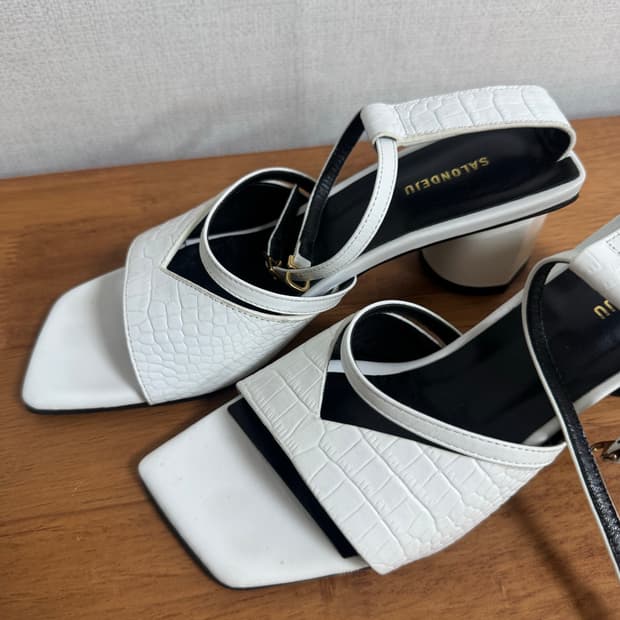 살롱드쥬 화이트 크로커 스트랩 샌들 235 SALONDEJU