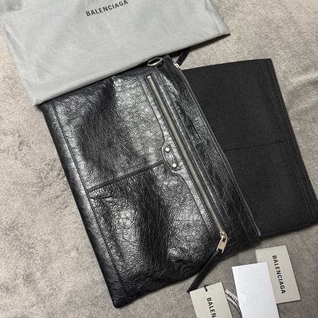 발렌시아가 모터 클러치백 팝니다.