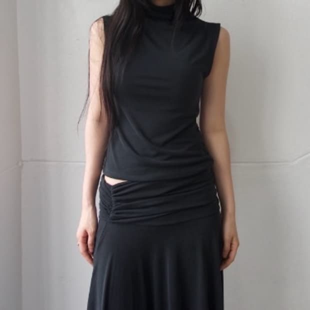 디에이디 Half neck sleeveless 블랙