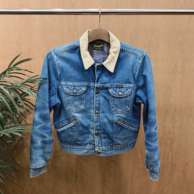 랭글러 데님 자켓 베이지 카라 배색 로고 탭 디테일 레귤러핏 블루
