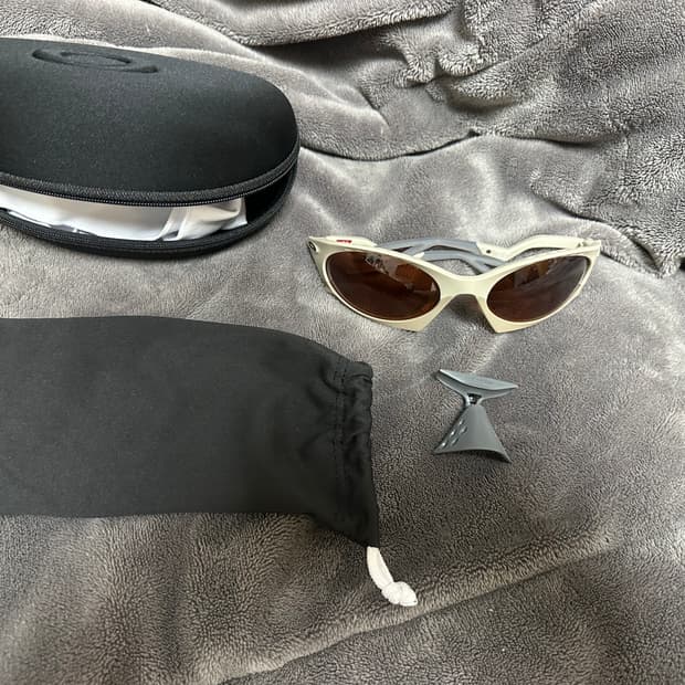 오클리 플란타리스 매트 샌드 프레임 프리즘 브라운 판매