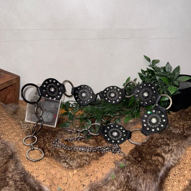 Black cubic punching disc chain belt
