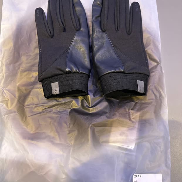 Xlim ep8 01 gloves