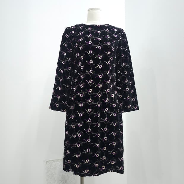 블랙 벨벳 퍼플 플라워 자수 원피스