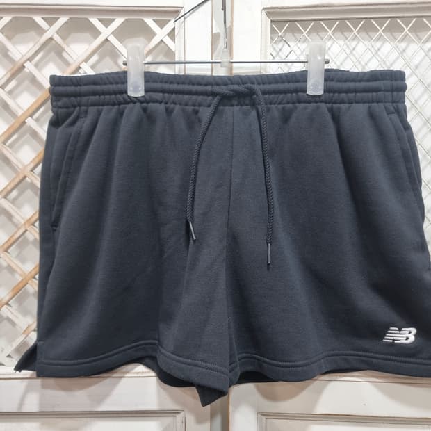 새상품] 뉴발란스 W 에센셜 3부 쇼츠 (C700
