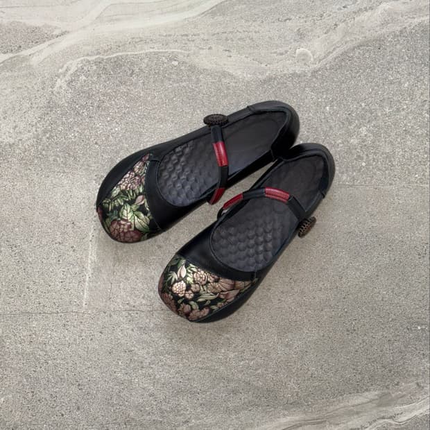 Black oriental flower button flat shoes