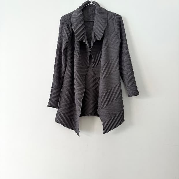 Sculptural pleats cardigan / grey