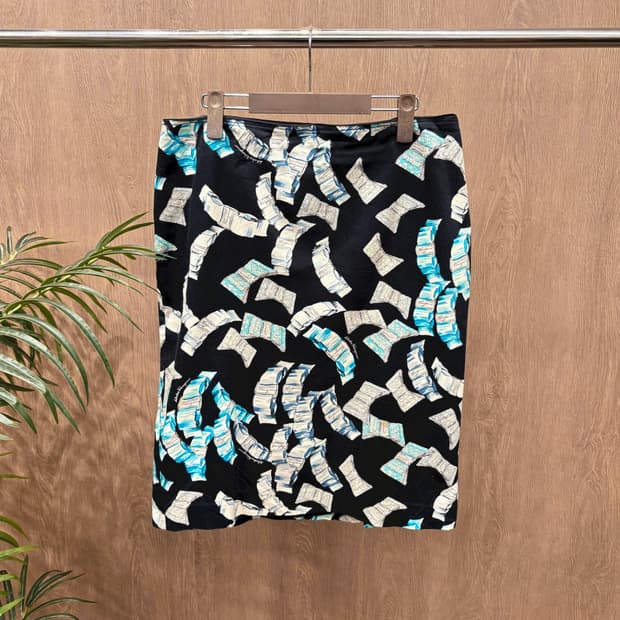 살바토레 페라가모 미디 스커트 브로치 아트워크 로고 프린팅 H라인 블랙