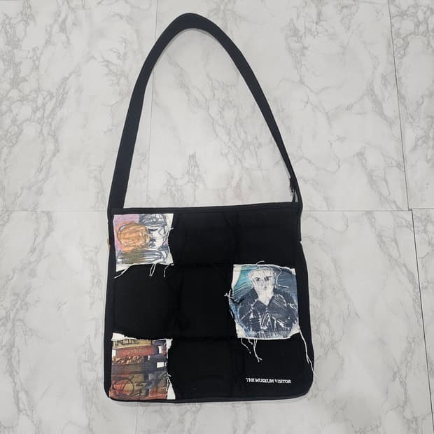 더 뮤지엄 바지터 블랙패치 숄더백