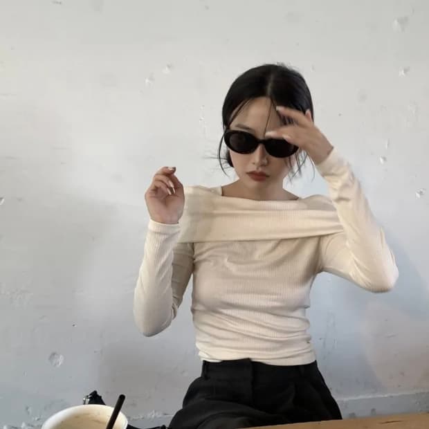 옵텐소 half off-shoulder t-shirt 