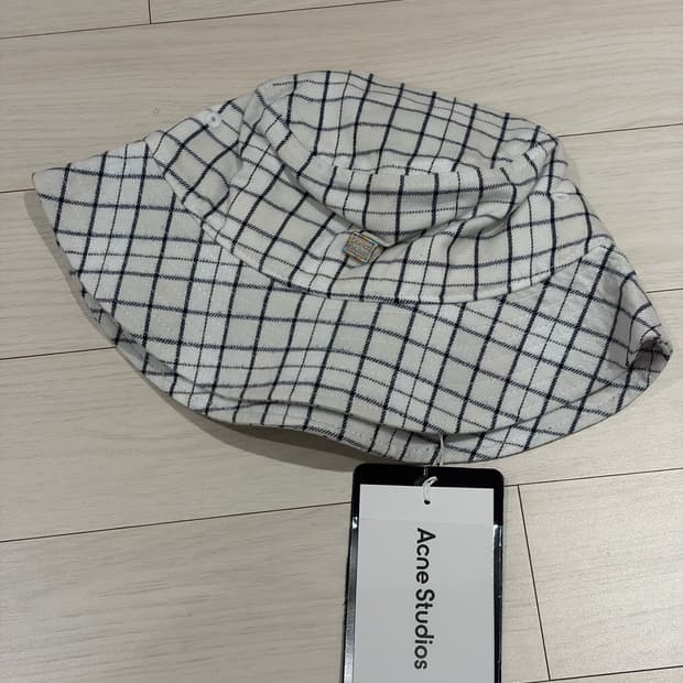 아크네 버킷햇 새상품