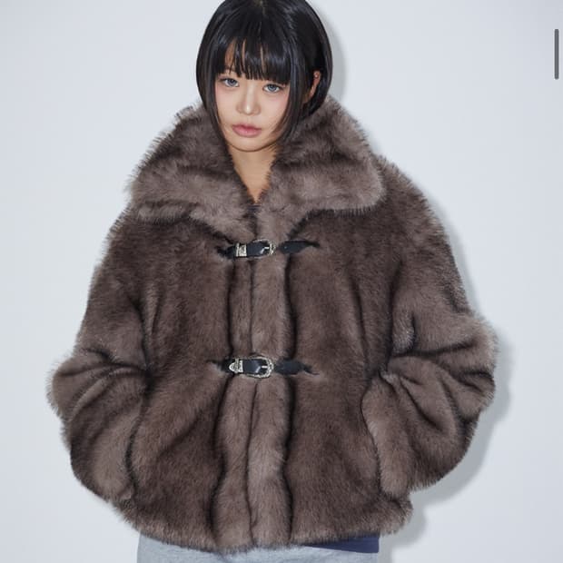 라라폭스 스트랩 버클 퍼 자켓 