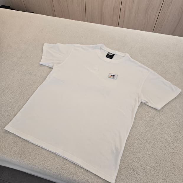 나이키 흰색 반팔 티셔츠 L (실수로 거꾸로 입어도 됨)