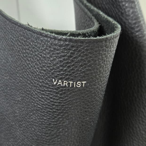 VARTIST 바티스트 첼시백 블랙