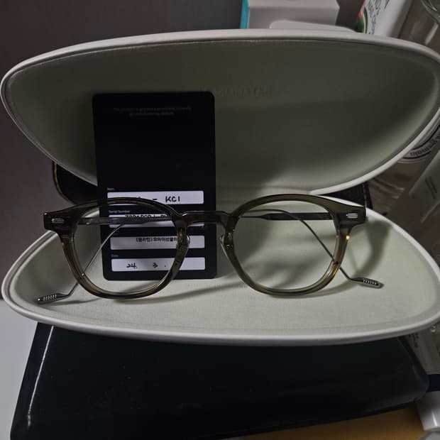 젠틀몬스터 에디 카키팝니다. 보증카드 케이스있습시딘. 저렴히가져가세요.