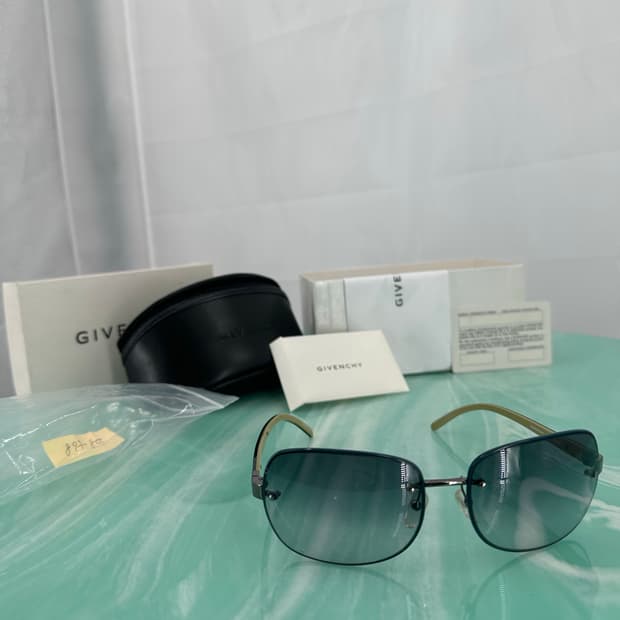 [새상품 무료배송] Made in Italy 지방시 선글라스 SGV228