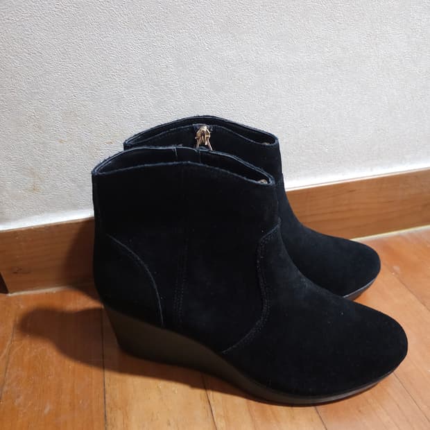 새상품)크록스 스웨이드 웨지힐 앵클부츠 240