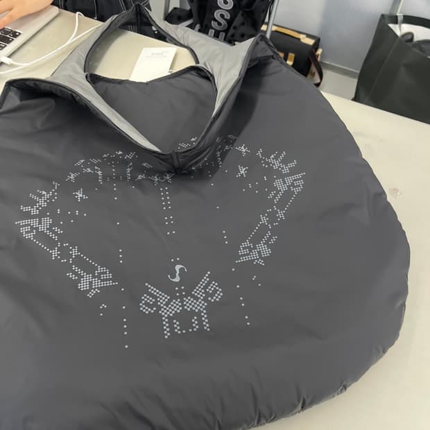 Ojos 오호스 리버시블 그래픽 패디드 빅 백 가방