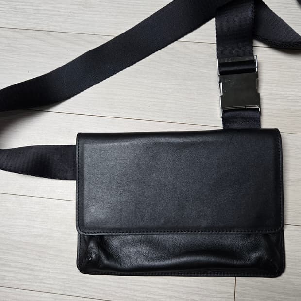 MIM밈더워드로브 레더 홀스터백