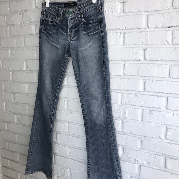 스티치 포인트 부츠컷 데님 팬츠