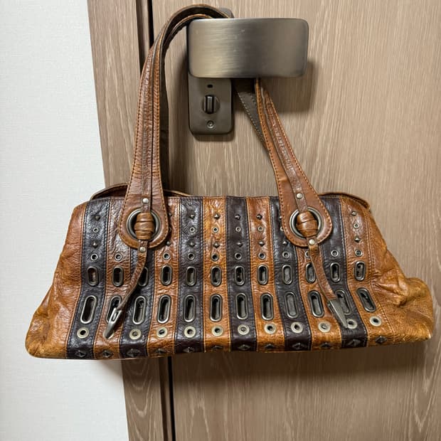 브라운 포 레더 디테일 숄더백