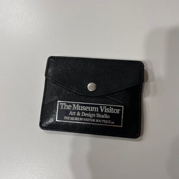 더뮤지엄비지터 지갑