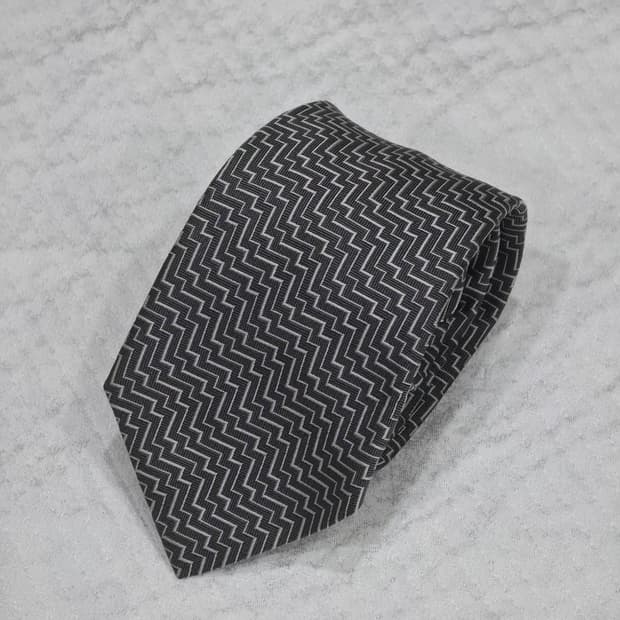 디올옴므 지그재그 패턴 실크 넥타이 8.7cm 남성복 정장 명품 넥타이